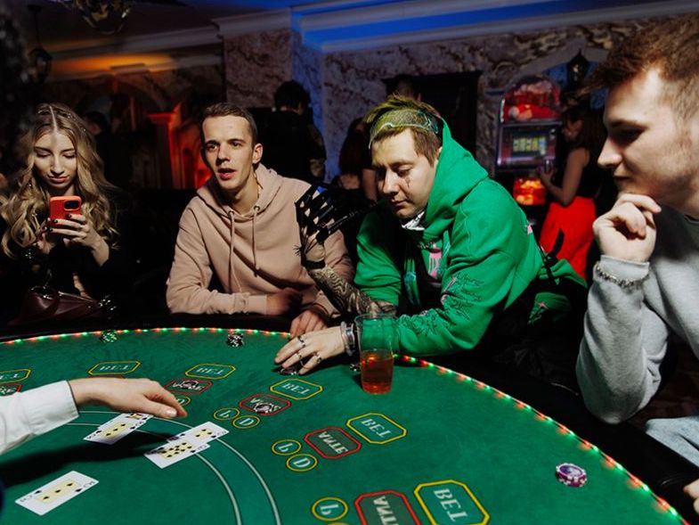 Table de blackjack animée lors d'un événement casino