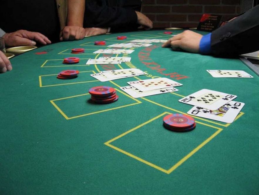 Table de poker thématique animée par un croupier professionnel